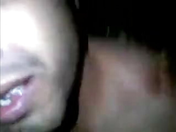 हॉट भारतीय आंटी अपने मुखिया के बेटे को समझदारी से चुदाई करती है