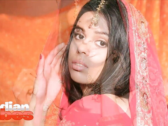 सेक्सी सेक्सी मूवी बेब प्रिया शादी के पोशाक में कपड़े उतार रही है