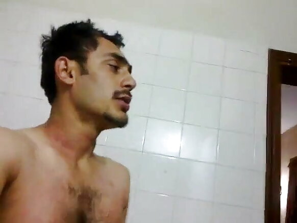 मुस्लिम आंटी को थप्पड़ और अपमानित किया मुस्लिम आंटी द्वारा सेक्सी हिंदू मुर्गा प्रेमी भोजपुरी मूवी-