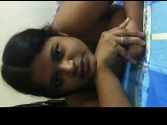 देशी बंगला लड़की एक अमेरिकी चैट सेक्स मूवी में वेबकैम के साथ अपना सेक्स अनुभव साझा करती है