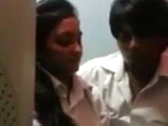 जोड़ा भावुकता से चुंबन लेत है