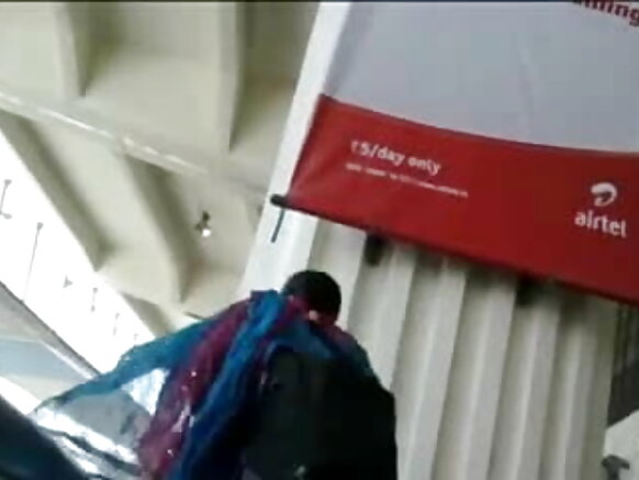 तमिल चिको भारतीय बस स्टॉप में लड़की दिखा रहा है