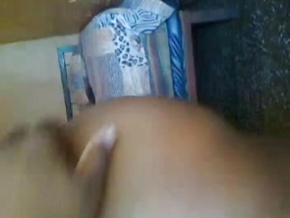 एक सहेली के गर्लफ्रेंड से कपड़े उतारने को कहा गया तो मोबाइल से उसके स्तन उजागर हो गये