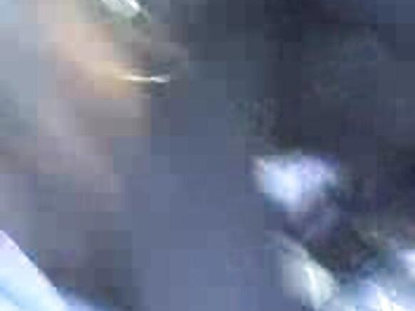 भारतीय लौंडे चिक सेक्सी नीली हिंदी स्कूटर में एक मुर्गा के साथ खेलता है