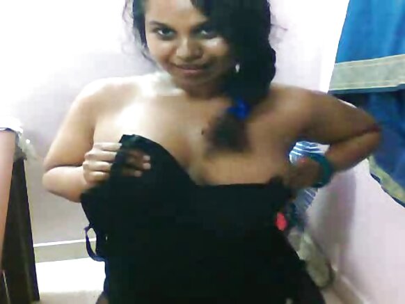 इंडियन बस्टी लिली भोजपुरी कैमरे को अपने सेक्सी बूब्स और गांड दिखाती है