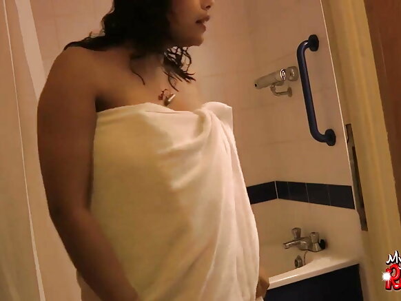 भारतीय शौकिया बेब नंगा हो जात है और शावर में अपने बड़े स्तन दिखाता है सेक्सी सेक्सी मूवी