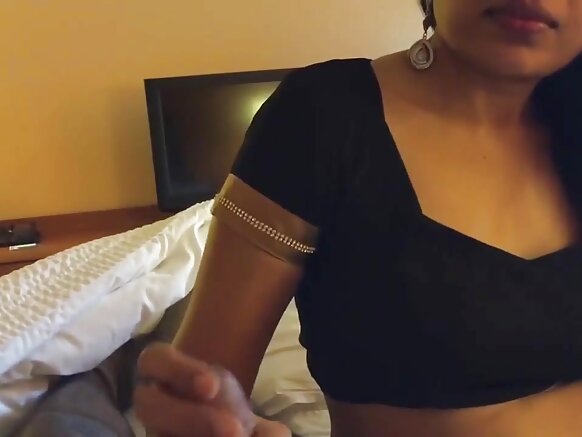 खूबसूरत भारतीय लडकी चुस रही खूबसूरत लंड करीना कपूर का सेक्सी वीडियो मूवी