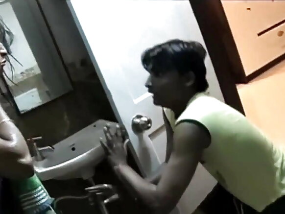 सेक्सी सेक्सी स्नान चिक जासूसी पर बौछार सेक्सी हिंदी मूवी शो