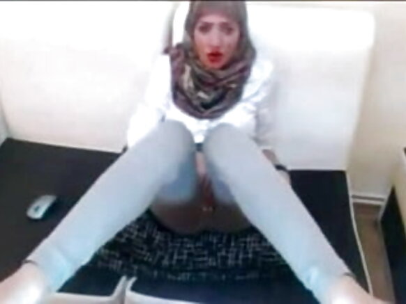 सेक्सी कुत्ते को रगड़ते हुए हिजाबी अपनी चूत के साथ खेलती है