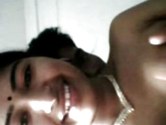 हाई डेफिनिशन में हिन्दी मूवी सेक्सी विडियो रिकॉर्डिंग दिखाते हुए उत्तर भारत का किशोर जोड़ा