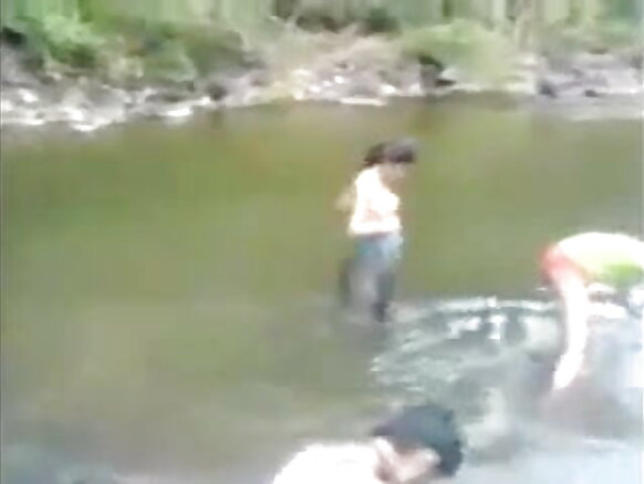 भारतीय लड़की के साथ भारतीय लड़कियों के साथ नदी में वीडियो सेक्सी थियोर बीएफएस मूवी