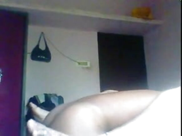 चाची तमिल अपने भाई पति ब्लू के साथ अंग्रेजी में सेक्स का आनंद ले रही है