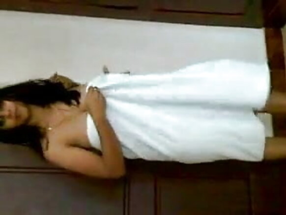 भारतीय महिला अंग्रेजी में एक सेक्सी फोटो दिखाती है रुक-रुक कर अंग्रेजी