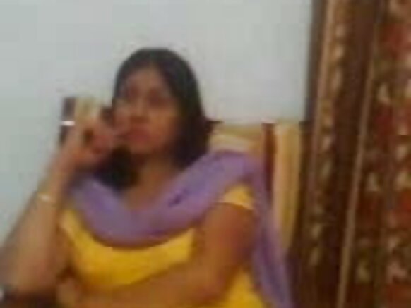 Indian Indian video एक भारतीय आंटी अपनी जबरदस्त सेक्सी मूवी दिखा रही है