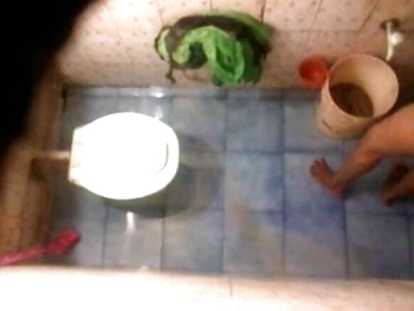 बंगला देसी पड़ोसी आंटी नहावत और हिंदी फोटो सेक्सी बाथरूम हिडन कैमरा हिडन बाथरूम