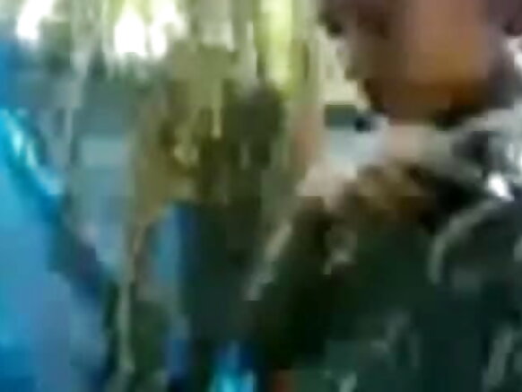 हॉट इंडियन आंटी मल्लू नहाते समय अपने बूब्स दिखाती है