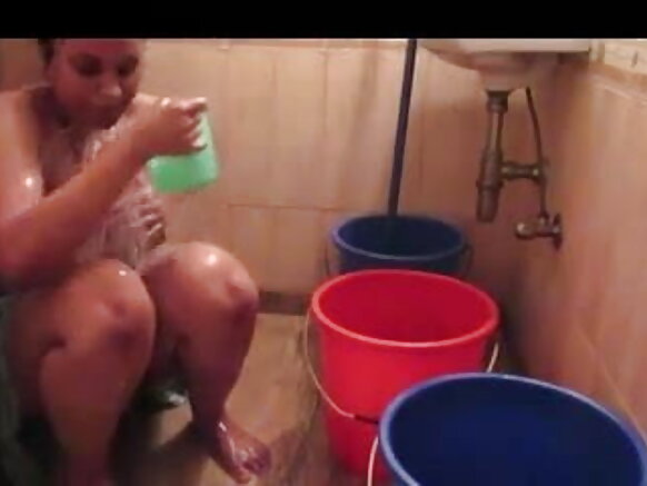 सेक्सी सेक्सी रानी चटर्जी कि सेक्सी मूवी भाभी कपड़ा धो रही है