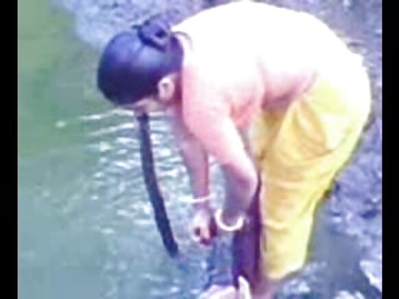 बंगला देसी सेक्सी मूवी हिंदी इमेज गाँव भाभी देसी गाँव सरेआम नहाते हुए