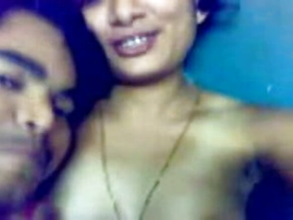 केरल प्यारी अपने प्रेमी द्वारा अपने स्तन दिखाते हुए कैद स्तन और चूत दिखाती है