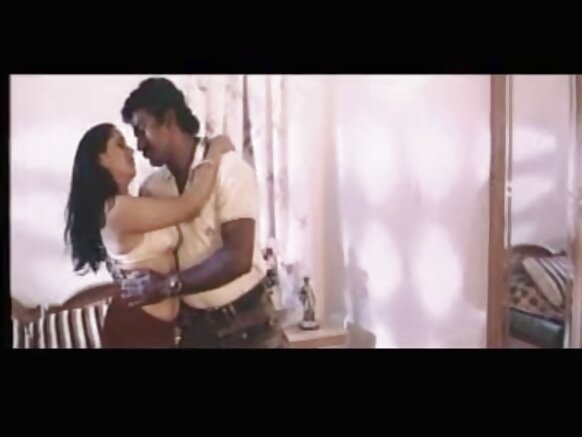 सेक्सी इंडियन विडियो फिल्म फोटोग्राफर रेशमा फोटोग्राफर को बहका रही है