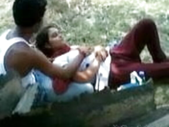 इंडिया सेक्स नीली खुली लड़की अपने प्रेमी को लड़की के स्तन के साथ खेलने का इजाजत देती है पार्क में