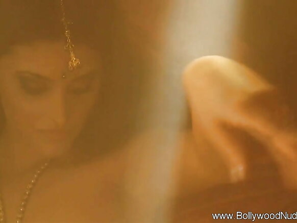 खूबसूरत बॉलीवुड डांसर हिन्दी मूवी विडियो में हमको बेहद खुश और सेक्सी बनाती है