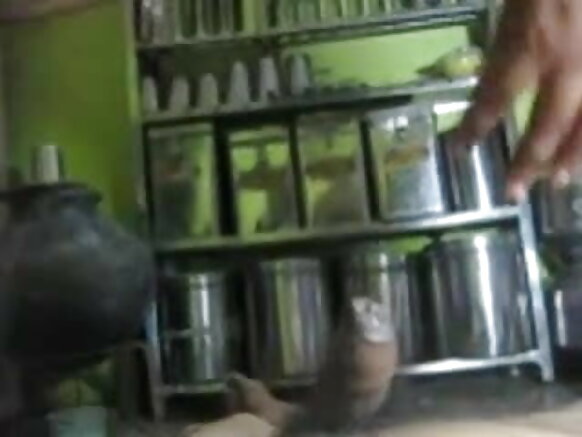 साउथ इंडियन आंटी अपने सेक्स पार्टनर के भारतीय मुर्गा को अपने नीले विडियो में चुदाई के लिए तैयार हो जाती है