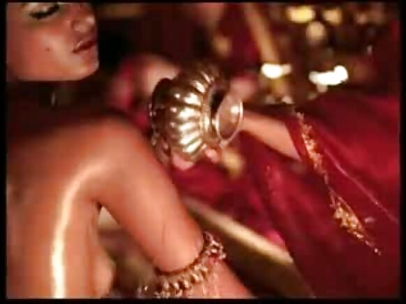 भारतीय लड़की आपके लिए एक सेक्सी मूवी दिखाती है, भारतीय