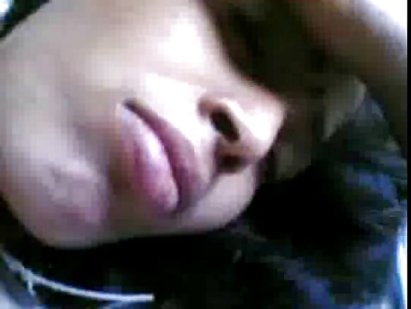 भारतीय गृहिणी अपने पति को अपने स्तन और योनि दिखाती हुई