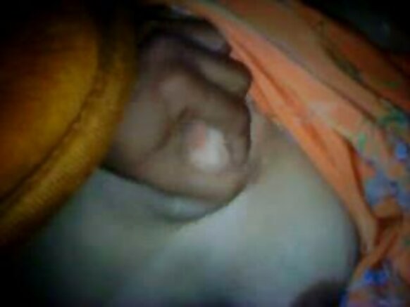 साउथर्न हिंदी सेक्सी पिक्चर नीली चुदाई आंटी का बुद्धिमान आंटी अपने पति को चुदाई करते समय मदद कर रही है