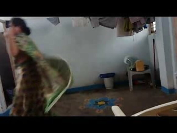 भारतीय छवि सेक्सी चाची पहनते समय ड्रेस के नीचे अटक गई