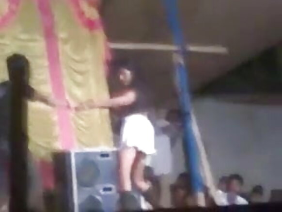 भारतीय लड़की एक सार्वजनिक सेक्सी छवि पर एक नग्न पट्टी दिखा रही है