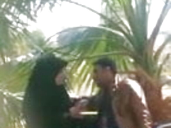 भारतीय मुस्लिम लड़की अपने प्रेमी को पार्क में भूसा बना रही है, वीडियो दिखा रहा है।