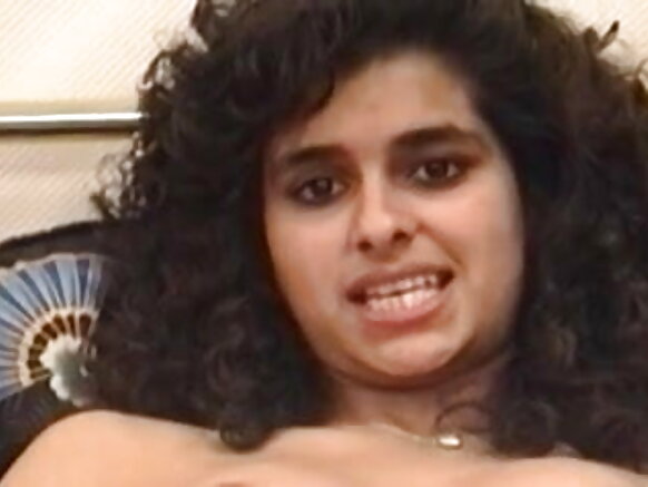 बालों वाली और सेक्सी चूत के साथ ब्रिटिश भारतीय