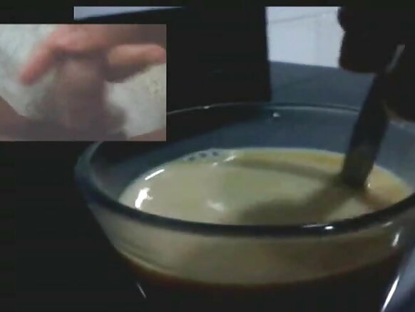 लड़की स्तनपान करत समय तेजी से हस्तमैथुन करत है