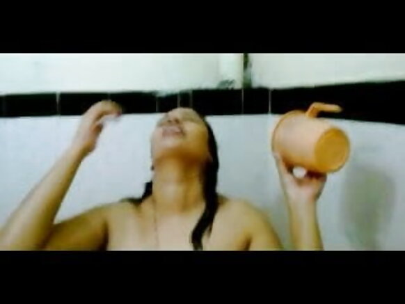 देसी भूखी भाभी अपने सेक्सी बॉयफ्रेंड को बाथरूम में चुदाई करती है डॉगी मूवी