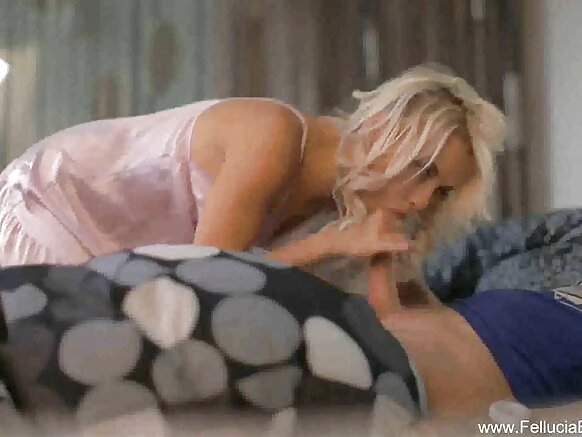 हिंदी में सेक्सी और चमकदार फिल्में देख रहे जोड़ों का एक एमआईएलएफ