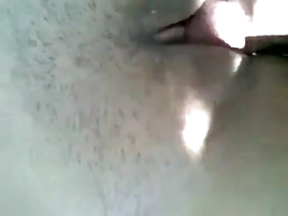 पठान को अपनी आकर्षक प्रेमिका द्वारा गड़बड़ मैदान में