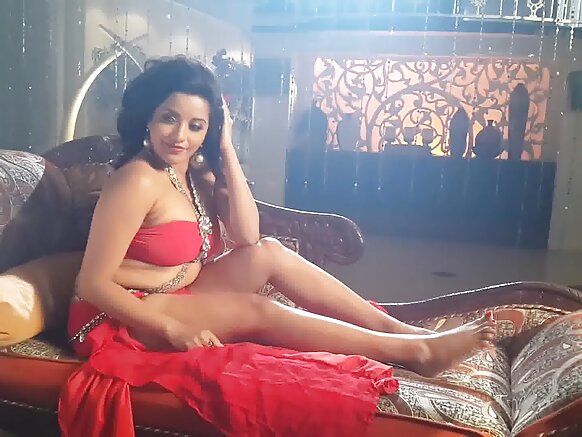 कोई तो प्लीज बॉलीवुड लावा और फॉल द्वारा मोनालिसा सेक्सी मूवी बना दीजिए..