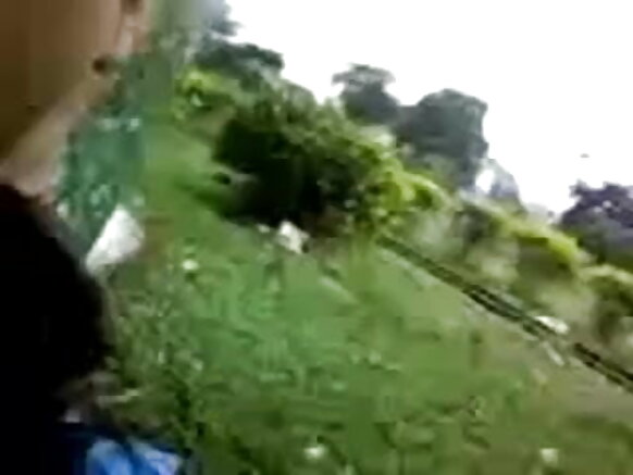 देसी बेब चुंबन अऊर अंग्रेजी मा सेक्सी नीले स्तन का उजागर करत है