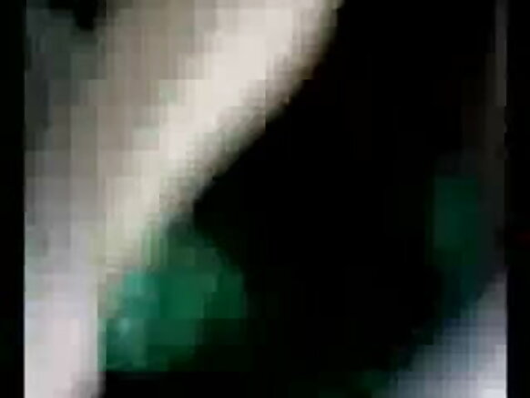 उत्तर भारत का जवान लड़का एक हिंदी भारतीय वेश्या को चुदाई करत है