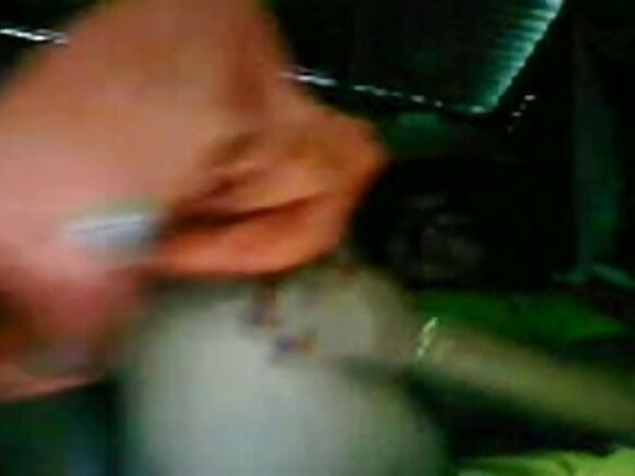 देखिए कैसे एक सेक्सी मूवी में नई बीवी अपनी गांड दिखाती है video hindi bangla