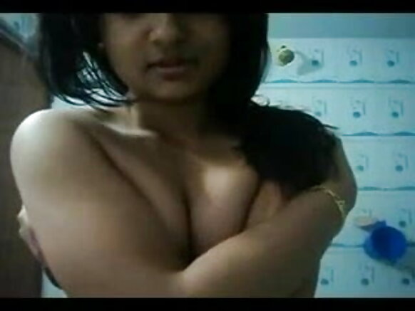 इंडिया बेब वीडियो बना खुद को बाथरूम शावर में