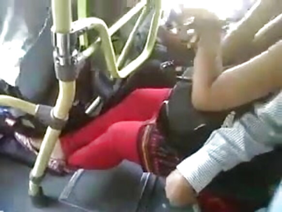 सेक्सी हिंदी मूवी और देखा सेक्सी हिन्दी आदमी बस में लड़की के स्तन के साथ खेल रहा है