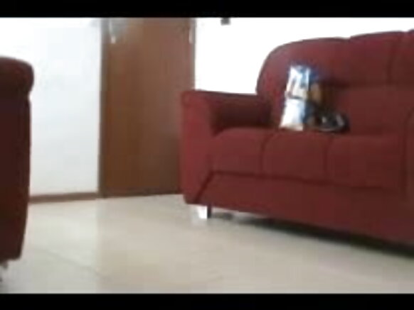 सेक्सी हिंदुस्तानी मूवी में देखिये एक भारतीय लड़की नौकर को अपनी गांड दिखा रही है