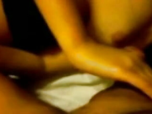 देसी जानवर सेक्सी फिल्म आंटी एक एशियाई लड़की के लंड के साथ खेल रही है