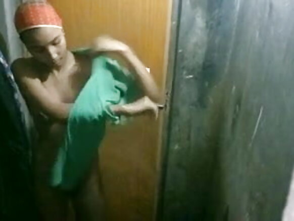 एक सेक्सी नीली वीडियो में पड़ोसी के मोबाइल से कैद शावर में लड़की