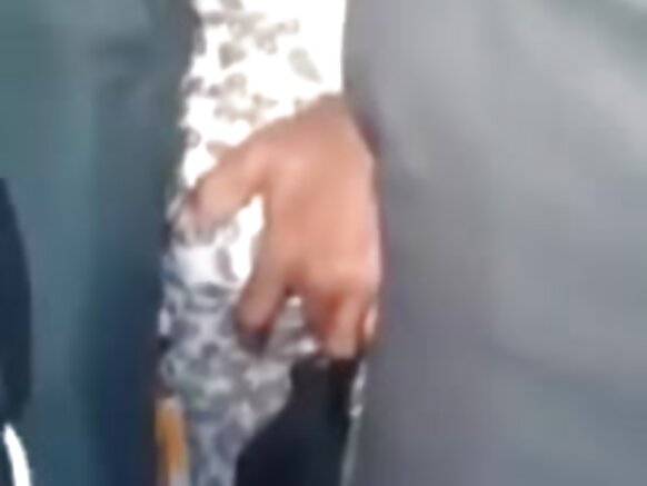 एक गुप्त सार्वजनिक ट्रेन में गुप्त बातचीत कर रहा है सेक्सी एचडी मूवी