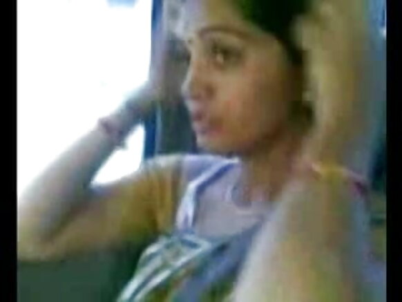 बुद्धिमान परिपक्व भारतीय सेक्सी नीली हिंदी पके स्तन कार में स्तन दिखाता है