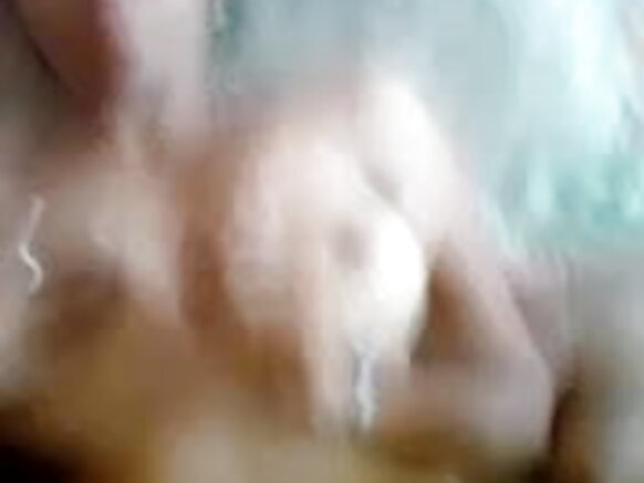 पतली और सेक्सी भारतीय वेश्या पतले और खड़े निप्पल के साथ एक सेक्सी मूवी में एक क्लाइंट को चोदता है